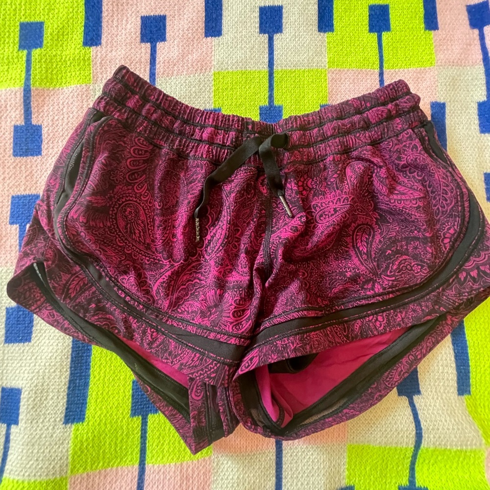 Pink design lulu shorts - Size 4 2.5 inch